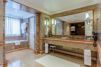 Suite (Garden) | Bathroom | Bathtub, free toiletries, hair dryer, bathrobes