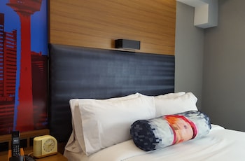 aloft, Room, 1 Queen Bed | In-room safe, desk, iron/ironing board, free cribs/infant beds