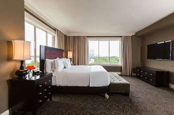 Signature Suite | Premium bedding, pillowtop beds, minibar, in-room safe