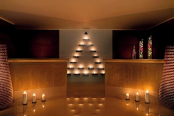 Couples treatment rooms, sauna, spa tub, steam room, body treatments