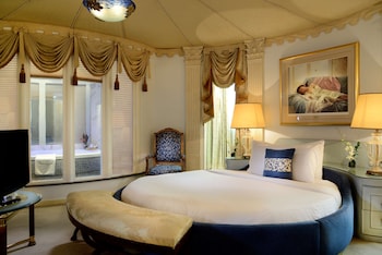 Royal Suite | Select Comfort beds, minibar, in-room safe, desk