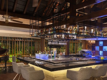 2 bars/lounges, lobby lounge, lobby lounge