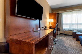 Standard Lakeview King Suite | Premium bedding, pillowtop beds, in-room safe, desk