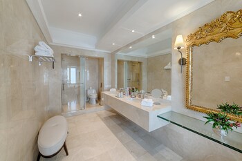 Deluxe Suite | Bathroom | Free toiletries, hair dryer, bathrobes, slippers