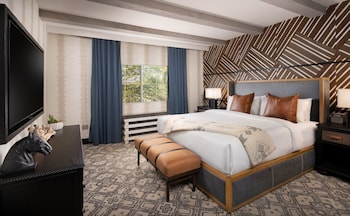 Luxe Lodge Suite | Premium bedding, pillowtop beds, minibar, in-room safe