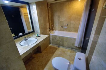 Deluxe Room | Bathroom | Hair dryer, slippers, towels