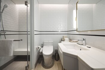 Deluxe Twin Room | Bathroom | Hair dryer, bathrobes, slippers, bidet