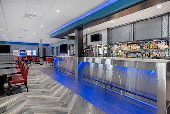 2 bars/lounges, sports bar