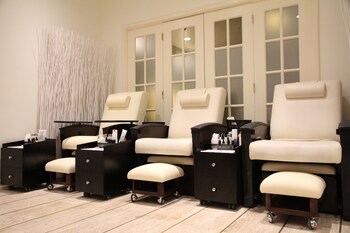 Couples treatment rooms, body treatments, hot stone massages