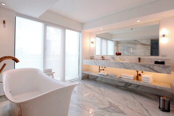 Combined shower/tub, deep soaking tub, free toiletries, hair dryer