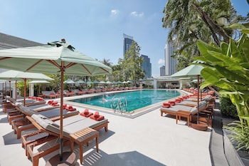 2 outdoor pools, free cabanas, sun loungers