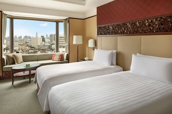 Shangri-La Wing, Deluxe Room, 2 Twin Beds | Minibar, in-room safe, desk, laptop workspace