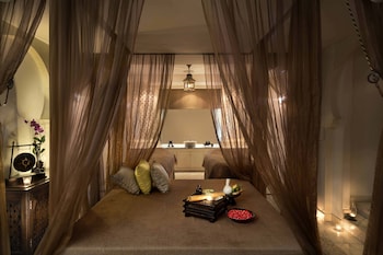 Couples treatment rooms, spa tub, body treatments, aromatherapy