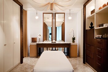 Couples treatment rooms, sauna, steam room, body treatments