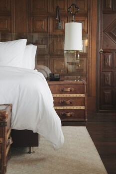 Colonial one-bedroom suite | Egyptian cotton sheets, premium bedding, down comforters, minibar