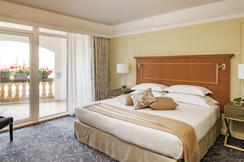 Deluxe Suite | Premium bedding, minibar, in-room safe, desk