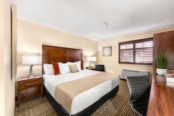 Standard Room, 1 King Bed, Accessible | Pillowtop beds, in-room safe, desk, laptop workspace