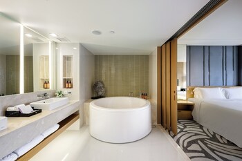 Presidential Suite (Presidential Suite) | Bathroom | Eco-friendly toiletries, hair dryer, bathrobes, slippers