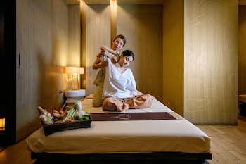 Couples treatment rooms, steam room, body treatments, aromatherapy