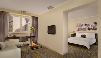 Executive Room, 1 King Bed | Premium bedding, down comforters, memory foam beds, minibar