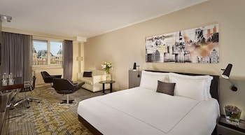 Executive Room, 1 King Bed (Canal View) | Premium bedding, down comforters, memory foam beds, minibar