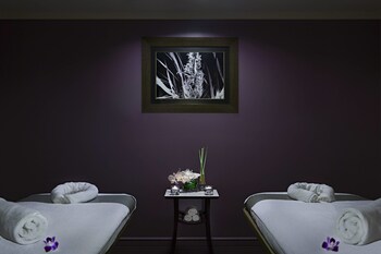 Couples treatment rooms, sauna, steam room, body treatments