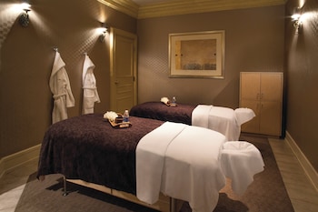 Couples treatment rooms, sauna, spa tub, steam room, body treatments