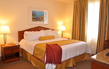 Studio Suite, 1 King Bed, Kitchenette | In-room safe, blackout drapes, iron/ironing board