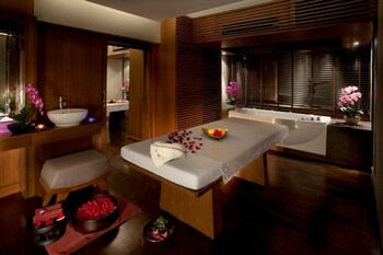 Couples treatment rooms, body treatments, aromatherapy