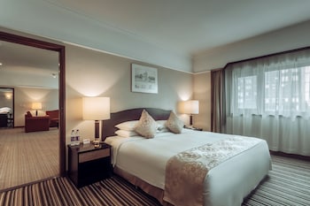 Premium bedding, pillowtop beds, minibar, in-room safe