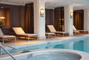 Indoor pool, sun loungers