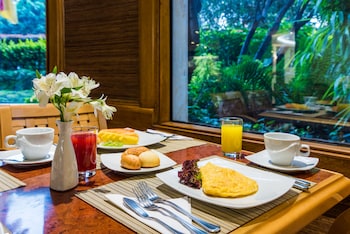 Free daily buffet breakfast