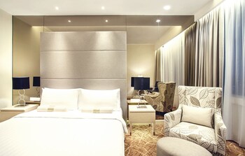 Executive Room (with Club Benefit) | Premium bedding, pillowtop beds, minibar, in-room safe