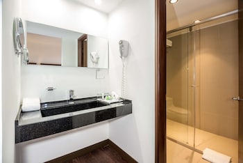 Suite | Bathroom | Shower, designer toiletries, hair dryer, towels