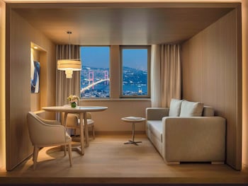 Double Room, 1 Twin Bed (Bosphorus) | Minibar, in-room safe, individually decorated, individually furnished