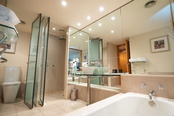 Combined shower/tub, deep soaking tub, eco-friendly toiletries