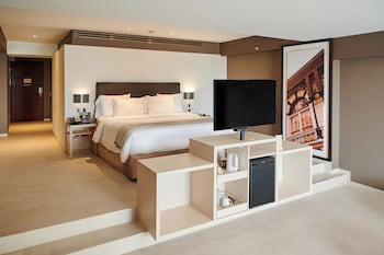 Deluxe Suite, 1 King Bed, Terrace (Spa) | Premium bedding, down comforters, pillowtop beds, minibar