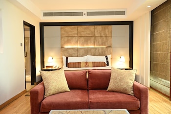 Business Suite | Premium bedding, down comforters, Select Comfort beds, minibar