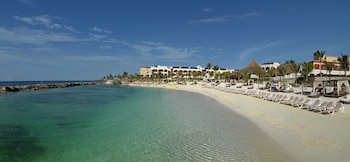 Private beach, white sand, beach umbrellas, beach towels