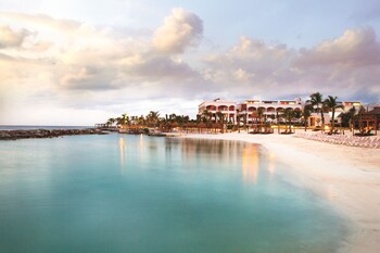 Private beach, white sand, beach umbrellas, beach towels