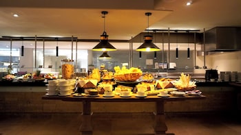 Daily buffet breakfast (COP 57800 per person)