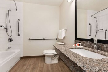 Room, 1 Queen Bed, Accessible, Non Smoking (Mobility,Tub w/Grab Bars) | Accessible bathroom