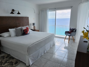 Deluxe Ocean Front -  1 king bed | In-room safe, individually decorated, individually furnished, desk