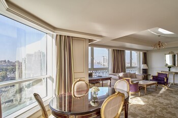 City Suite | Egyptian cotton sheets, premium bedding, Select Comfort beds, minibar