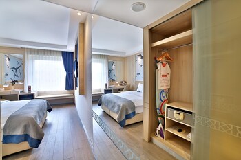 Room, 1 Double Bed | Premium bedding, minibar, in-room safe, desk