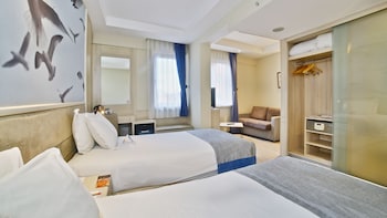 Executive Room, 2 Twin Beds | Premium bedding, minibar, in-room safe, desk