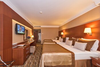 Standard Triple Room | Premium bedding, minibar, in-room safe, desk