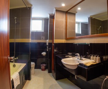 Royal Deluxe | Bathroom | Combined shower/tub, free toiletries, hair dryer, bathrobes