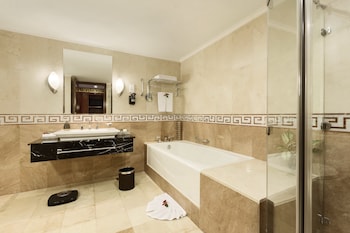 Executive Premium King | Bathroom | Free toiletries, hair dryer, bathrobes, slippers