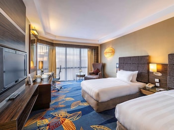 Premier Room, 2 Twin Beds (Executive) | Minibar, in-room safe, desk, blackout drapes